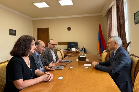 رئيس لجنة المياه الأرمنية وممثلو البنك الدولي يبحثون ببرنامج تحسين خدمات المياه والري في أرمينيا