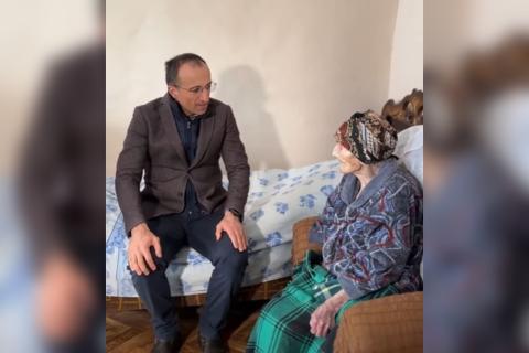 Ministro de Trabajo y Asuntos Sociales visitó a la ciudadana más anciana de Armenia