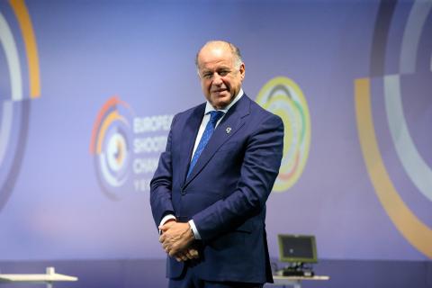 رئيس الاتحاد الدولي للرماية لوتشيانو روسي يعرب عن إعجابه بمستوى تنظيم بطولة أوروبا للرماية المقامة في يريفان