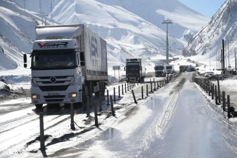 Լարսը փակ է կցորդով բեռնատարների համար