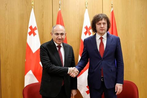 رئيسا وزراء أرمينيا وجورجيا يجريان محادثة خاصة-فيديو-