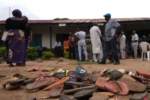 В Нигерии боевики похитили более ста женщин и детей