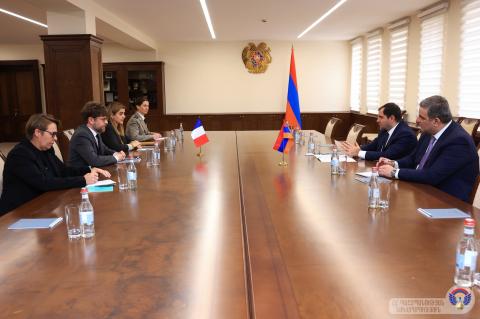 Министр обороны Армении и посол Франции обсудили региональные развития