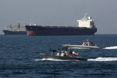 КСИР заявил, что ВМС Ирана “ожидают американский военно-морской флот в районе Ормузского пролива”