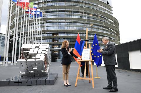 در استراسبورگ، در محوطه اطراف ساختمان پارلمان اروپا، بنای یادبود الفبای ارمنی افتتاح شد