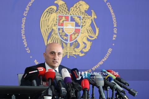 المؤتمر الصحفي لرئيس لجنة الانتخابات المركزية الأرمنية فاهان هوفاكيميان-صور-