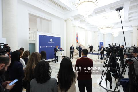 Paşinyan, bazı din adamlarını neden “savaş partisinin liderliğini üstlenmekle” suçladığını açıkladı
