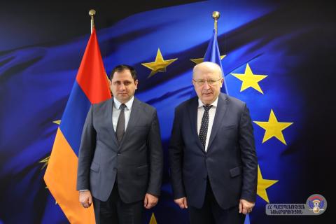 وزير الدفاع الأرمني سورين بابيكيان يلتقي مفوض الاتحاد الأوروبي لشؤون الدفاع والفضاء أندريوس كوبيليوس في بروكس