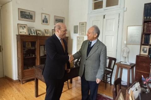 驻希腊亚美尼亚大使向雅典学院小亚细亚研究中心赠送历史文献