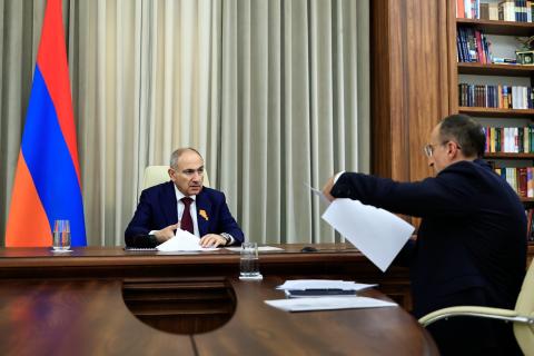 Լe Premier ministre a tenu une réunion de travail avec le ministre du Travail et des Affaires sociales