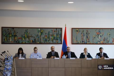 Le secrétaire général du ministère arménien des Affaires étrangères présente aux missions diplomatiques le concept du troisième forum «Yerevan Dialogue»
