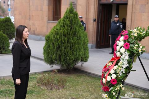 Արփինե Սարգսյանը հարգանքի տուրք է մատուցել ներքին գործերի առաջին նախարար Արամ Մանուկյանի հիշատակին