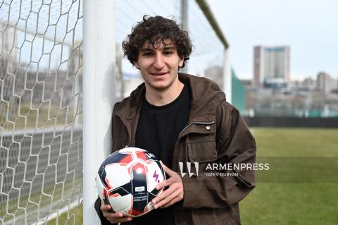 اللاعب الصاعد لمنتخب أرمينيا لكرة القدم الصاعد كارلين هوفهانيسيان-20 عام-صور-