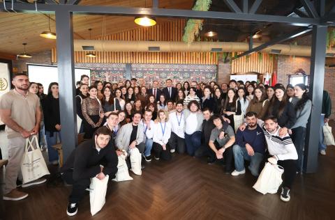 სომხურ-ქართულ ახალგაზრდულ ბანაკში სომხეთის განათლების, მეცნიერების, კულტურისა და სპორტის მინისტრის მოადგილე და სომეხი ახალგაზრდების ჯგუფი მონაწილეობენ