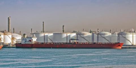 Япония начнет выпуск нефти из государственных резервов 26 марта
