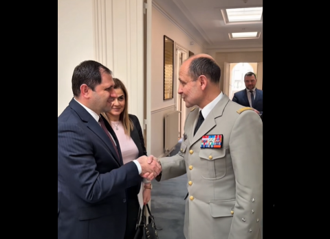 وزير الدفاع الأرمني سورين بابيكيان يلتقي بالمستشار العسكري للرئيس الفرنسي رئيس هيئة الأركان الخاصة الجنرال فنسنت جيرو