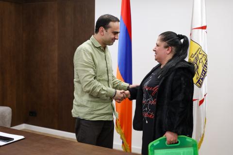 Alcalde de Ereván recibió a habitantes de la ciudad
