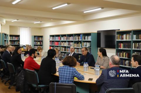 亚美尼亚共和国外交部秘书长会见了国际专家代表团