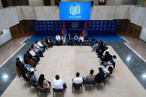 Ministro de Economía presentó las prioridades en el sector económico a estudiantes