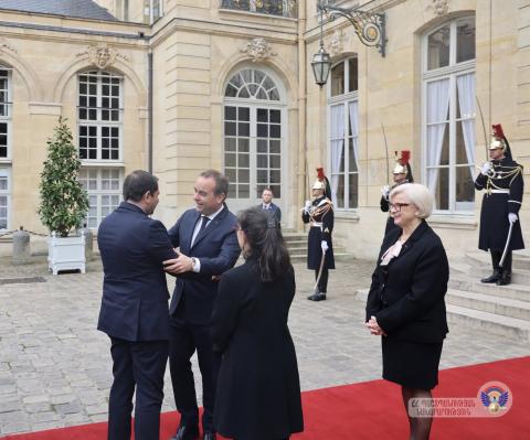 Ministro de Defensa de Armenia y primer ministro de Francia subrayan la necesidad de ampliar la cooperación