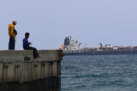 Российский танкер разгружает нефть в кубинском порту