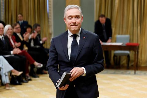 Canadian Finance Minister to visit China