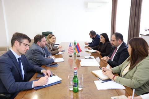 სომხეთის ტერიტორიული მართვისა და ინფრასტრუქტურის მინისტრმა და აშშ-ის საქმეთა დროებითმა რწმუნებულმა ენერგეტიკისა და ტრანსპორტის სექტორების საკითხები განიხილეს