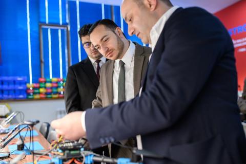 Министр ВТП Армении посетил инженерную лабораторию Astronaut