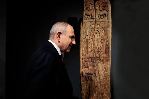 Վարչապետը ներկա է գտնվել  միջնադարյան գլուխգործոցի՝ հայկական եկեղեցու փայտյա դռան փեղկի ցուցադրությանը