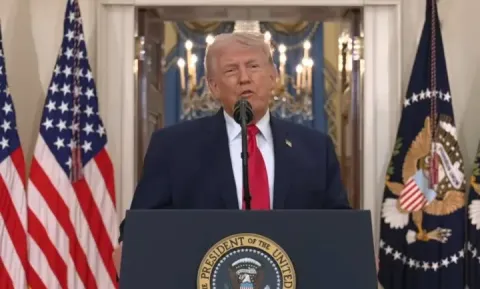 الرئيس الأمريكي دونالد ترامب يقول أنه في حال توفر الوقت المناسب يمكن فتح مضيق هرمز بسهولة