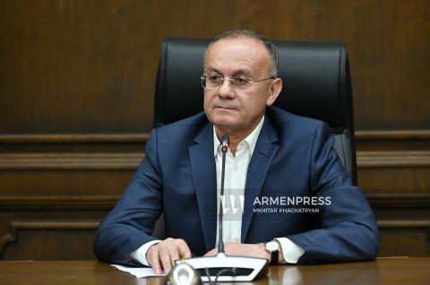 Սևանա լճի՝ բացարձակ նիշից ցածր հողամասում քանդվել են Սեյրան Օհանյանին փաստացի պատկանող առանձնատան պարիսպներն ու թեքահարթակը