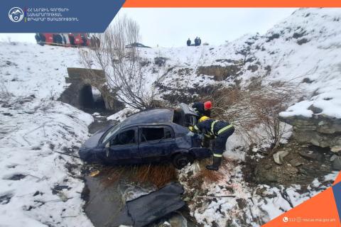 Ավտոմեքենան դուրս է եկել ճանապարհի երթևեկելի հատվածից և գլորվել ձորը. 3 մարդ հոսպիտալացվել է