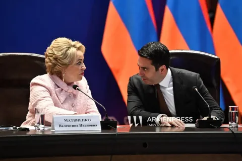 Alen Simonyan y Valentina Matvienko mantuvieron una conversación telefónica