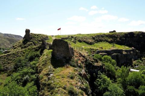 Pashinyan inspects road renovation near Bjni Fortress