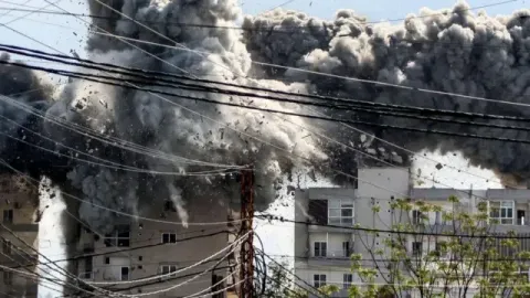 در پی حملات اسرائیل در لبنان، در یک روز حدود ۲۰۰ نفر کشته شدند
