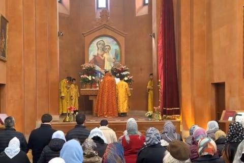 رئيس الوزراء الأرمني نيكول باشينيان يحضر القدّاس الإلهي في كنيسة الذكرى المقدّسة خلال زيارته لمدينة سيفان