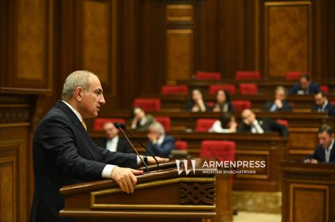 Pashinyan calls out opposition in parliament for clock-in and leave tactics