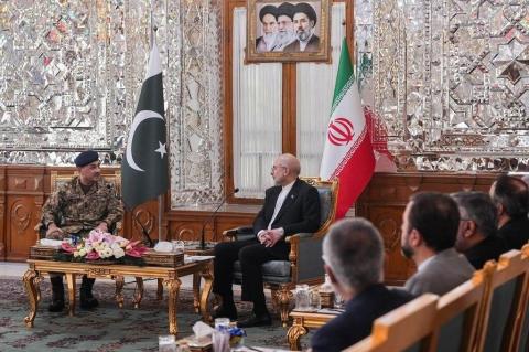 فرمانده کل نیروهای مسلح پاکستان با رئیس مجلس ایران دیدار کرد