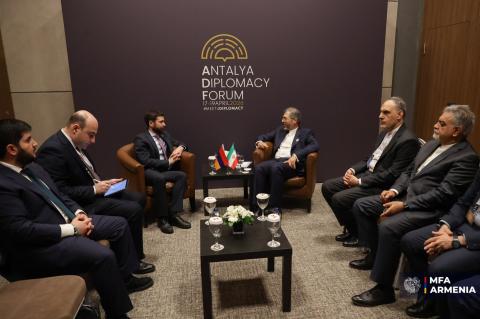 نائب وزير الخارجية الأرمني فاهان كوستانيان يلتقي بنائب وزير الخارجية الإيراني سعيد خطيب زاده في إطار مؤتمر أنطاليا الدبلوماسي