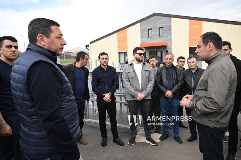 Estudiantes de la Universidad Nacional de Arquitectura y Construcción de Armenia visitaron la Escuela Modular de Harjis junto al ministro de Administración Territorial e Infraestructura