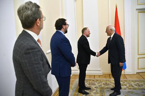 رئيس الجمهورية فاهاكن خاتشاتوريان يستقبل الممثل الخاص للناتو بمنطقة القوقاز وآسيا الوسطى كيفن هاميلتون