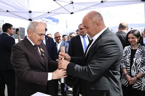 Le Premier ministre a assisté à la cérémonie de pose de la première pierre du complexe sportif pour enfants et adolescents portant le nom d’Arthur Abraham