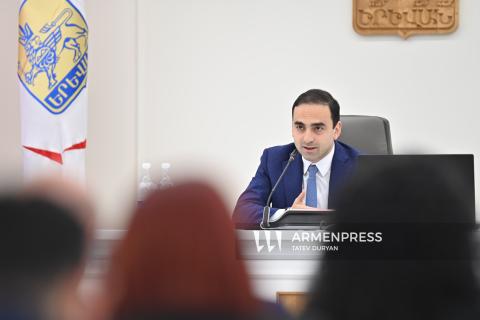اجتماع لمجلس مدينة يريفان-فيديو-