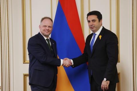 ალენ სიმონიანმა ქევინ ჰემილთონთან შეხვედრაზე იმედი გამოთქვა, რომ სომხეთი-ნატოს ურთიერთობები განვითარების ახალ ეტაპზე გადავა