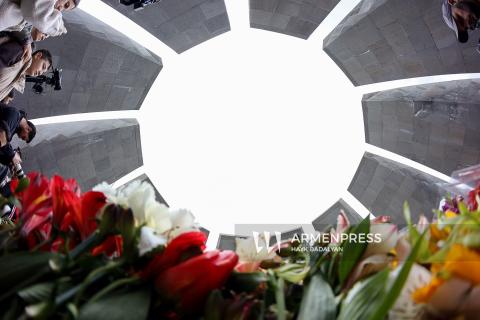 صور من التكريم الشعبي لشهداء الإبادة الجماعية الأرمنية في 24 نيسان بمجمّع تستسرناكابيرد بيريفان-صور-