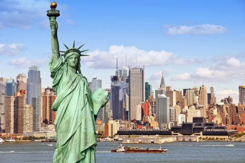 Число желающих переехать в США упало до рекордно низкого уровня: Gallup
