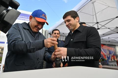 Le Premier ministre a assisté à la cérémonie de pose de la première pierre de la nouvelle école sportive portant les noms de Malkhas et Roman Amoyan