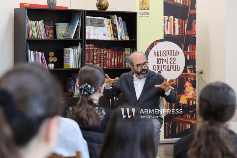 Քաղաքացու օրվա առթիվ Վարդան Մկրտչյանը հանդիպել է աշակերտների հետ