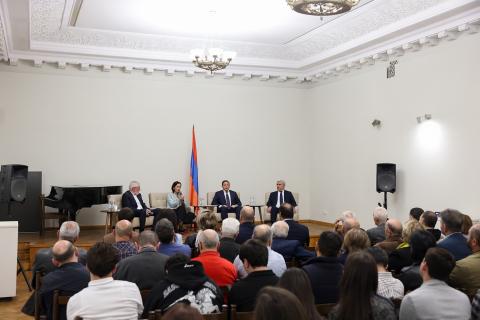 ԿԳՄՍ նախարարն ու Քաղաքաշինության կոմիտեի նախագահը հանդիպել են  ճարտարապետների հետ