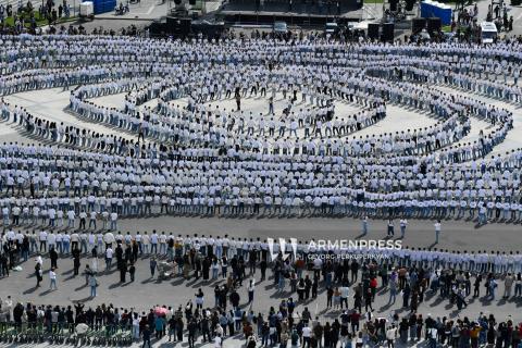 رقصة دائرية في ساحة الجمهورية بيريفان بمشاركة 4000 راقص-الاحتفال باليوم العالمي للرقص بحدث مهيب-فيديو-